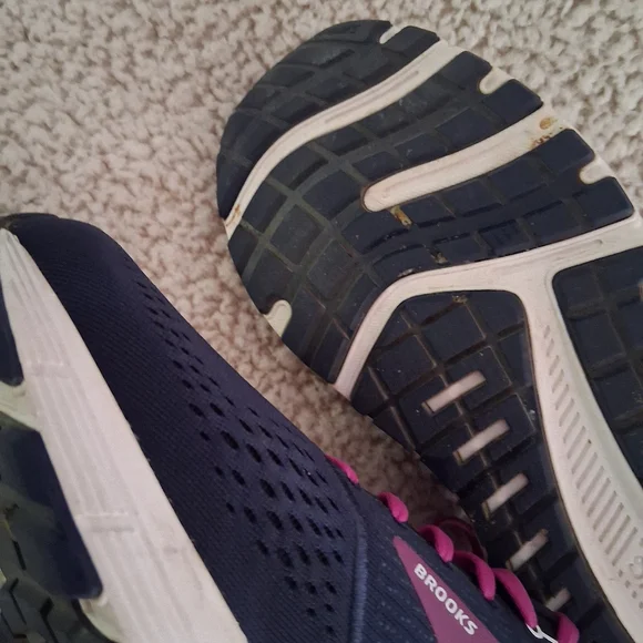 Brooks Women's Ariel 11B Navy Blue Sneakers - Picture 7 of 9